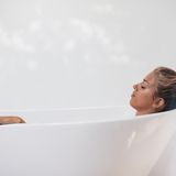 Entspannung  Wer unter starken Regelbeschwerden, Krämpfen und Schmerzen leidet, sollte seinem Körper Ruhe gönnen. Ein entspannendes Bad tut gut und die Wärme hilft dabei, Krämpfe zu lindern.