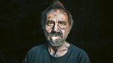 Die dunklen Männer wurden oft als Außenseiter beargwöhnt. Seit er Anfang zwanzig ist, arbeitet der 56-jährige Zbyszek als Köhler – einst im Dienste von Polens Stahlindustrie