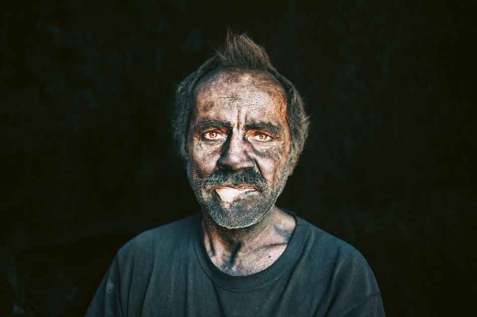 Kohleabbau in den Karpaten: Die dunklen Männer wurden oft als Außenseiter beargwöhnt. Seit er Anfang zwanzig ist, arbeitet der 56-jährige Zbyszek als Köhler – einst im Dienste von Polens Stahlindustrie Die dunklen Männer wurden oft als Außenseiter beargwöhnt. Seit er Anfang zwanzig ist, arbeitet der 56-jährige Zbyszek als Köhler – einst im Dienste von Polens Stahlindustrie