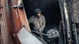 Aus sechs Tonnen Holz wird etwa eine Tonne Kohle: Chef Edek Draus schaufelt das Ergebnis seiner Mühe in Säcke