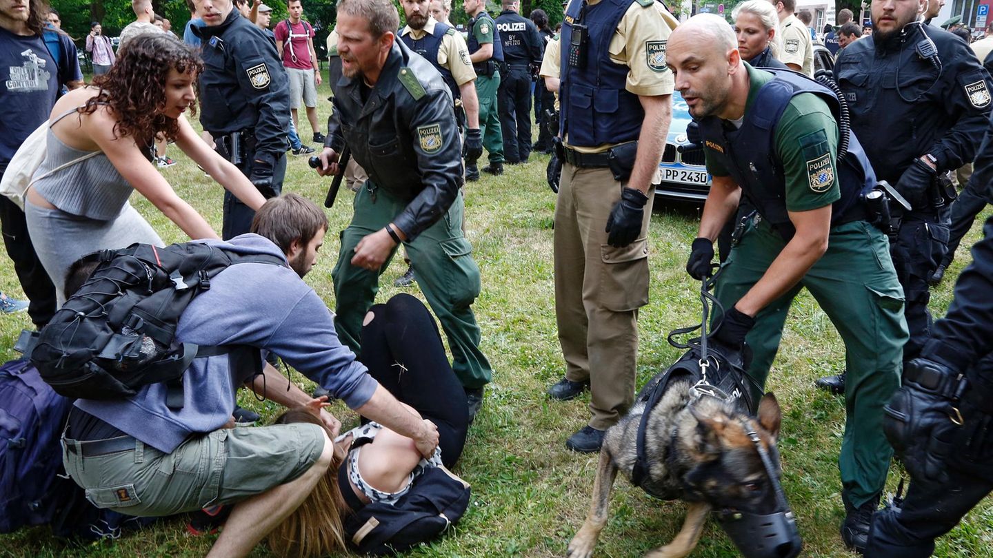 Polizisten gehen mit Schlagstöcken und Hunden gegen Demonstranten vor, die die Abschiebung eines Mitschülers verhindern wollen