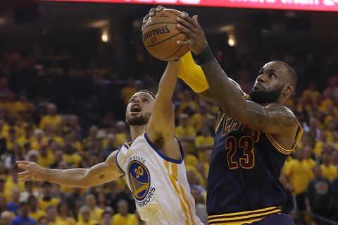 Cleveland Cavaliers-Star LeBron James (r.) kämpft mit Stephen Curry von den Golden State Warriors um den Ball