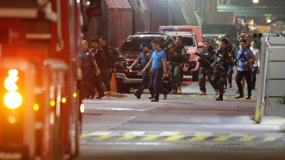 Sicherheitskräfte versuchten die Lage um den Gebäudekomplex im philippinischen Manila zu beruhigen