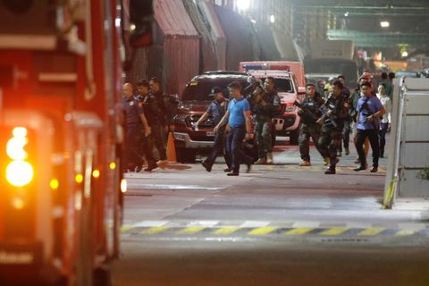 Sicherheitskräfte versuchten die Lage um den Gebäudekomplex im philippinischen Manila zu beruhigen