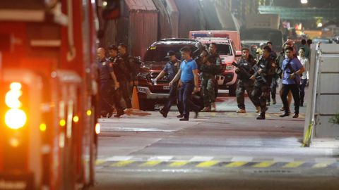 Sicherheitskräfte versuchten die Lage um den Gebäudekomplex im philippinischen Manila zu beruhigen