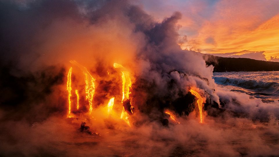Im Lavalabyrinth : Kampf der Elemente: Als 2016 der Kilauea auf Hawaiis Big Island ausbrach, ergoss sich Lava ins Meer. Ein Teil der heißen Masse floss durch Röhren, die sich bei früheren Eruptionen gebildet hatten. Andere Glutströme bahnten neue Tunnel und vergrößerten das unterirdische Netzwerk. Kampf der Elemente: Als 2016 der Kilauea auf Hawaiis Big Island ausbrach, ergoss sich Lava ins Meer. Ein Teil der heißen Masse floss durch Röhren, die sich bei früheren Eruptionen gebildet hatten. Andere Glutströme bahnten neue Tunnel und vergrößerten das unterirdische Netzwerk.