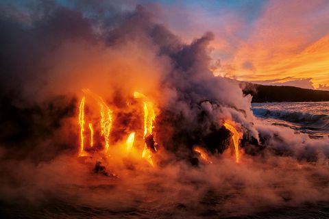 Kampf der Elemente: Als 2016 der Kilauea auf Hawaiis Big Island ausbrach, ergoss sich Lava ins Meer. Ein Teil der heißen Masse floss durch Röhren, die sich bei früheren Eruptionen gebildet hatten. Andere Glutströme bahnten neue Tunnel und vergrößerten das unterirdische Netzwerk.