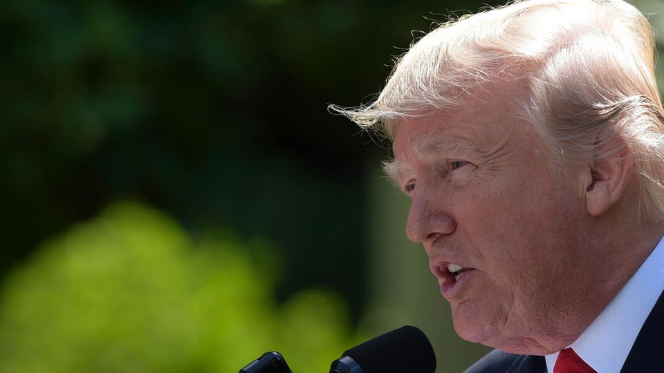 US-Präsident Donald Trump - im Profil fotografiert - spricht vor dem Weißen Haus in ein Mikrofon und gibt eine Erklärung ab