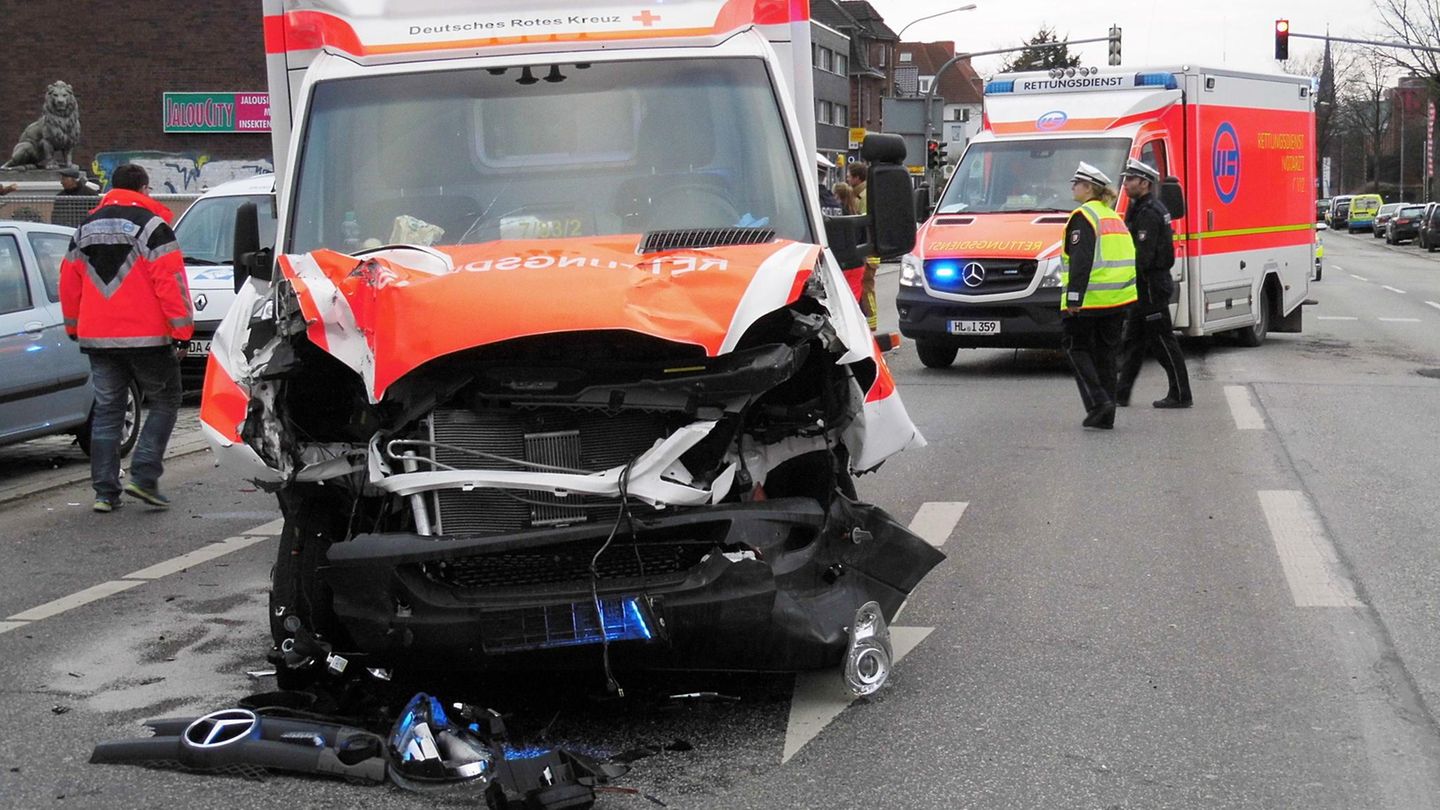 Der zerstörte Rettungswagen nach einem Unfall in Lübeck, bei dem der zwölfjährige Yassin ums Leben kam. Der Fahrer fuhr mit 118 km/h durch die Stadt. 