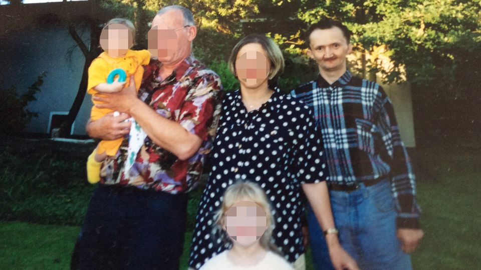 Unfälle mit Rettungswagen: Oleg K. (rechts) mit seiner Familie. Er wurde von einem Notarztwagen überfahren, als er bei grüner Ampel eine Straße überquerte. Oleg K. (rechts) mit seiner Familie. Er wurde von einem Notarztwagen überfahren, als er bei grüner Ampel eine Straße überquerte.