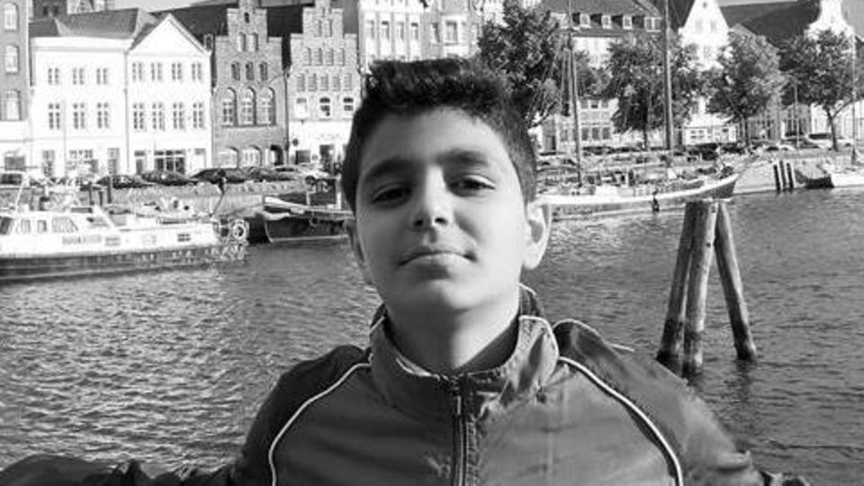Unfälle mit Rettungswagen: Der zwölfjährige Yassin ein paar Tage vor seinem tödlichen Unfall an der Trave in Lübeck Der zwölfjährige Yassin ein paar Tage vor seinem tödlichen Unfall an der Trave in Lübeck