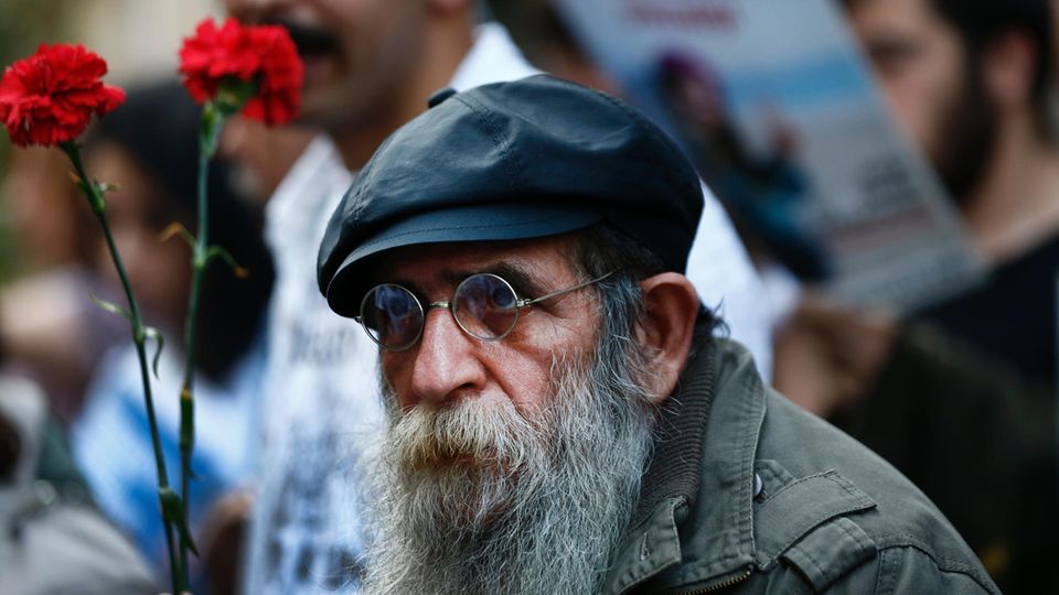 Vierter Jahrestag der Gezi-Proteste: Demonstrant mit Blume Vierter Jahrestag der Gezi-Proteste: Demonstrant mit Blume