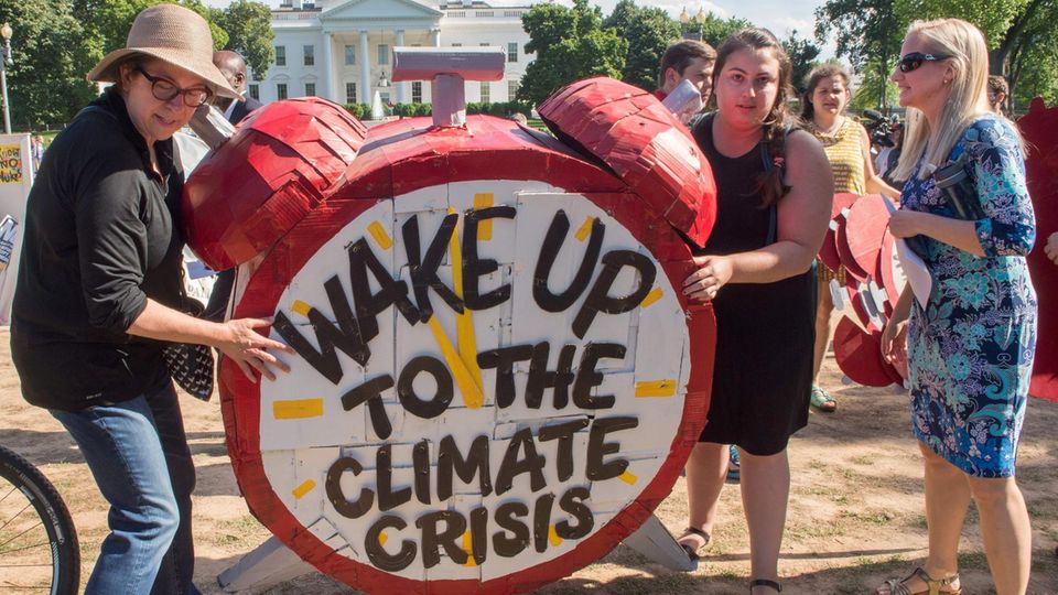 Protestaktion vor dem Weißen Haus in Washington gegen die Klimapolitik von US-Präsident Donald Trump