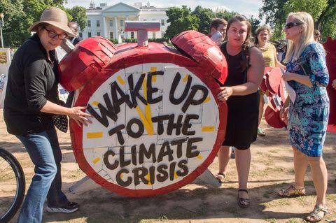 Protestaktion vor dem Weißen Haus in Washington gegen die Klimapolitik von US-Präsident Donald Trump
