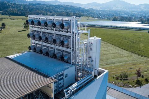 Die Anlage ist modular aufgebaut. Neben dem Aufbau für die Ventilatoren stehen die Container, in denen die Technik aufgebaut wird.