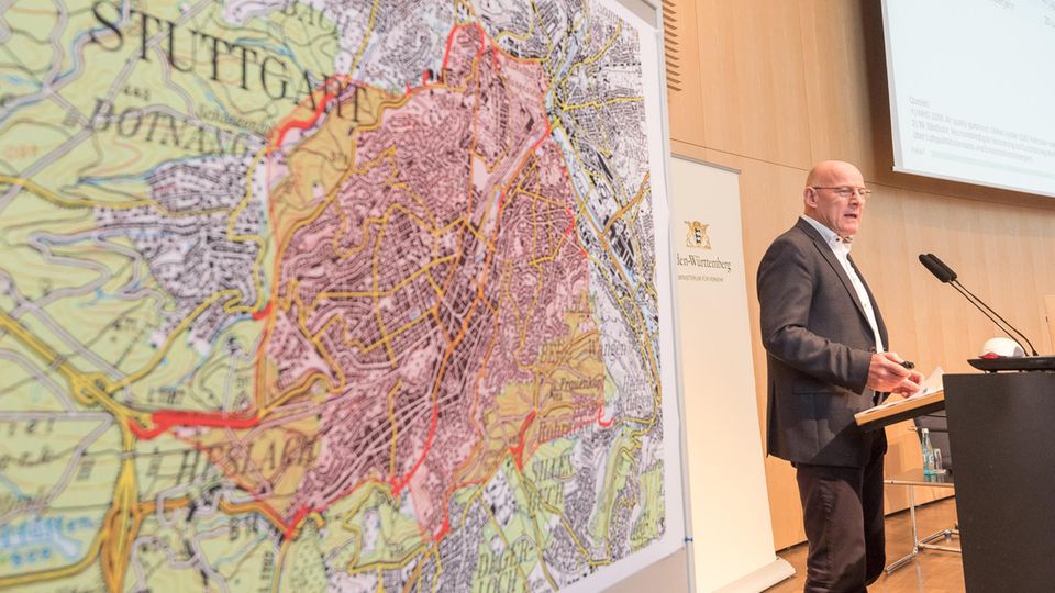 Drohende Fahrverbote: Roter Sperrbezirk: Der grüne Umweltminister Winfried Hermann stellte Anfang Mai den Luftreinhalteplan für Stuttgart vor. Roter Sperrbezirk: Der grüne Umweltminister Winfried Hermann stellte Anfang Mai den Luftreinhalteplan für Stuttgart vor.