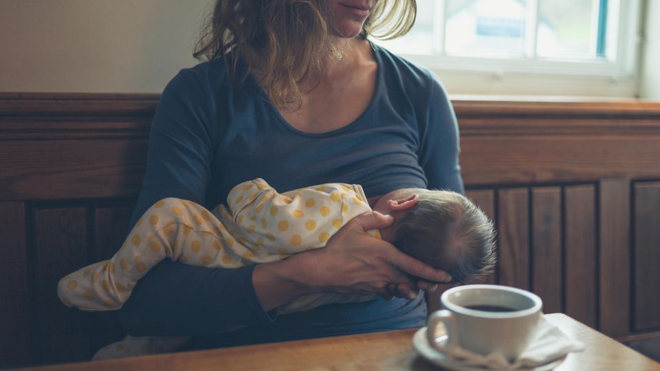 Eine Frau stillt ihr Baby