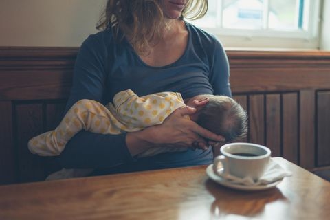 Eine Frau stillt ihr Baby