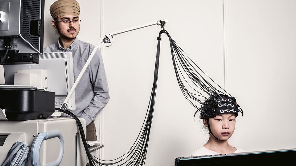 Warum lügt der Mensch? Mithilfe einer sogenannten funktionellen Nahinfrarotspektroskopie wird die Hirnaktivität der neunjährigen Amelia Tong gemessen.