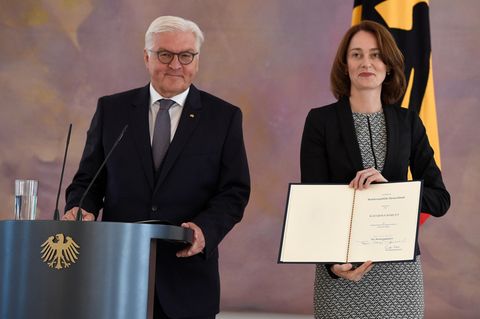 Katarina Barely: Neue Familienministerin leistet Amtseid