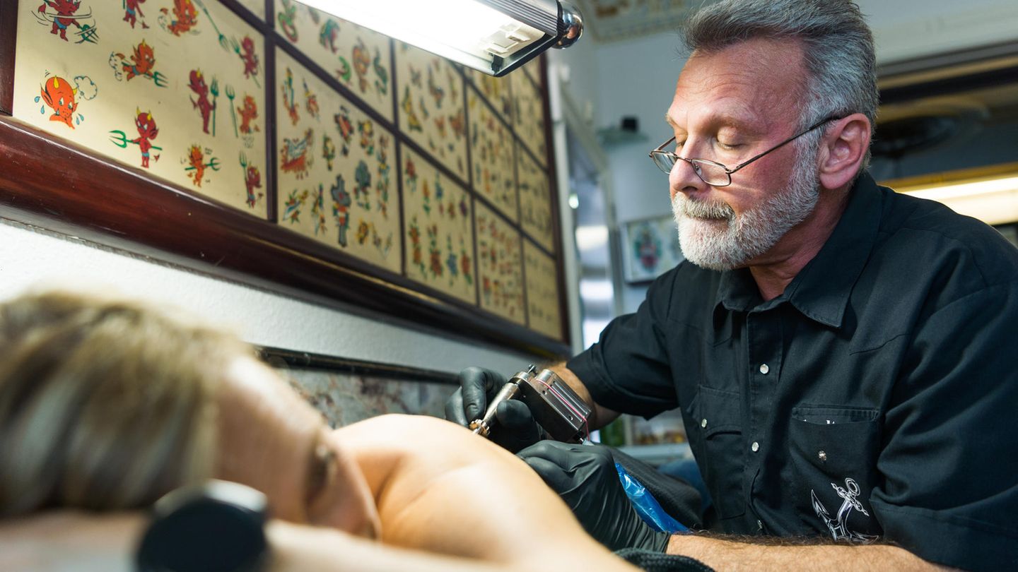 Der Tätowierer Ernst Günter Götz tätowiert am 18.05.2017 in Hamburg im Tattoostudio "Älteste Tätowierstube in Deutschland