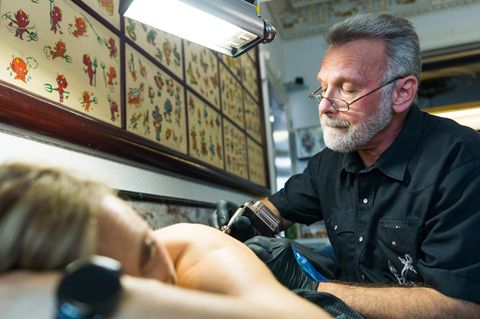 Der Tätowierer Ernst Günter Götz tätowiert am 18.05.2017 in Hamburg im Tattoostudio "Älteste Tätowierstube in Deutschland