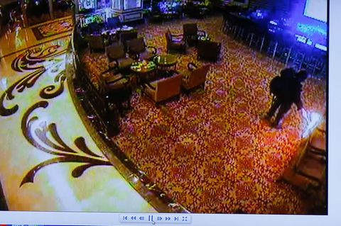Das auf einer Pressekonferenz am 03.06.2017 von der Polizei in Pasay (Philippinen) vorgespielte Videostandbild zeigt einen bewaffneten Mann beim Legen eines Feuers in einem Casino in Pasay, südlich von Manila.