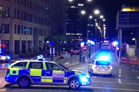 Polizeiwagen sperren die London Bridge ab