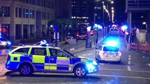 Polizeiwagen sperren die London Bridge ab