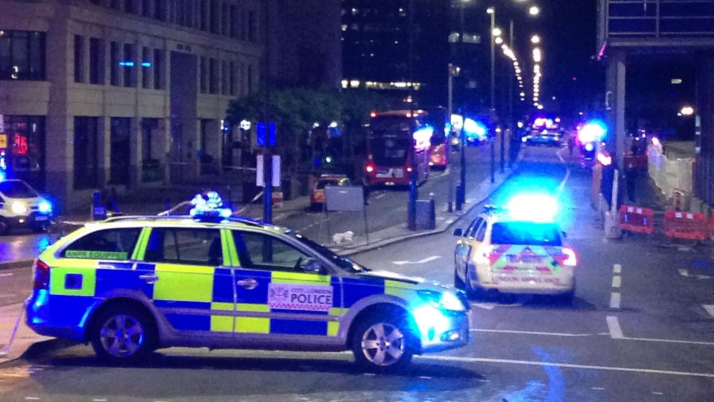 Polizeiwagen sperren die London Bridge ab