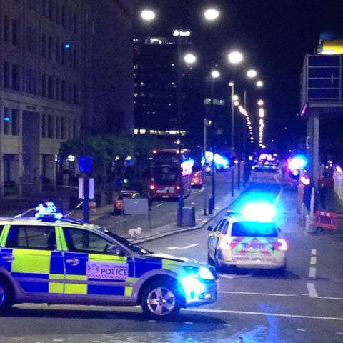 Polizeiwagen sperren die London Bridge ab