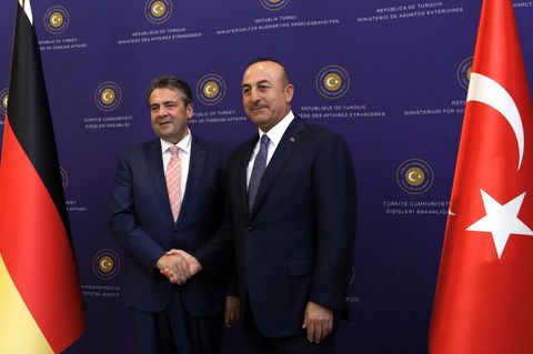 Bundesaußenminister Sigmar Gabriel (r.) mit seinem türkischen Amtskollegen Mevlut Cavusoglu