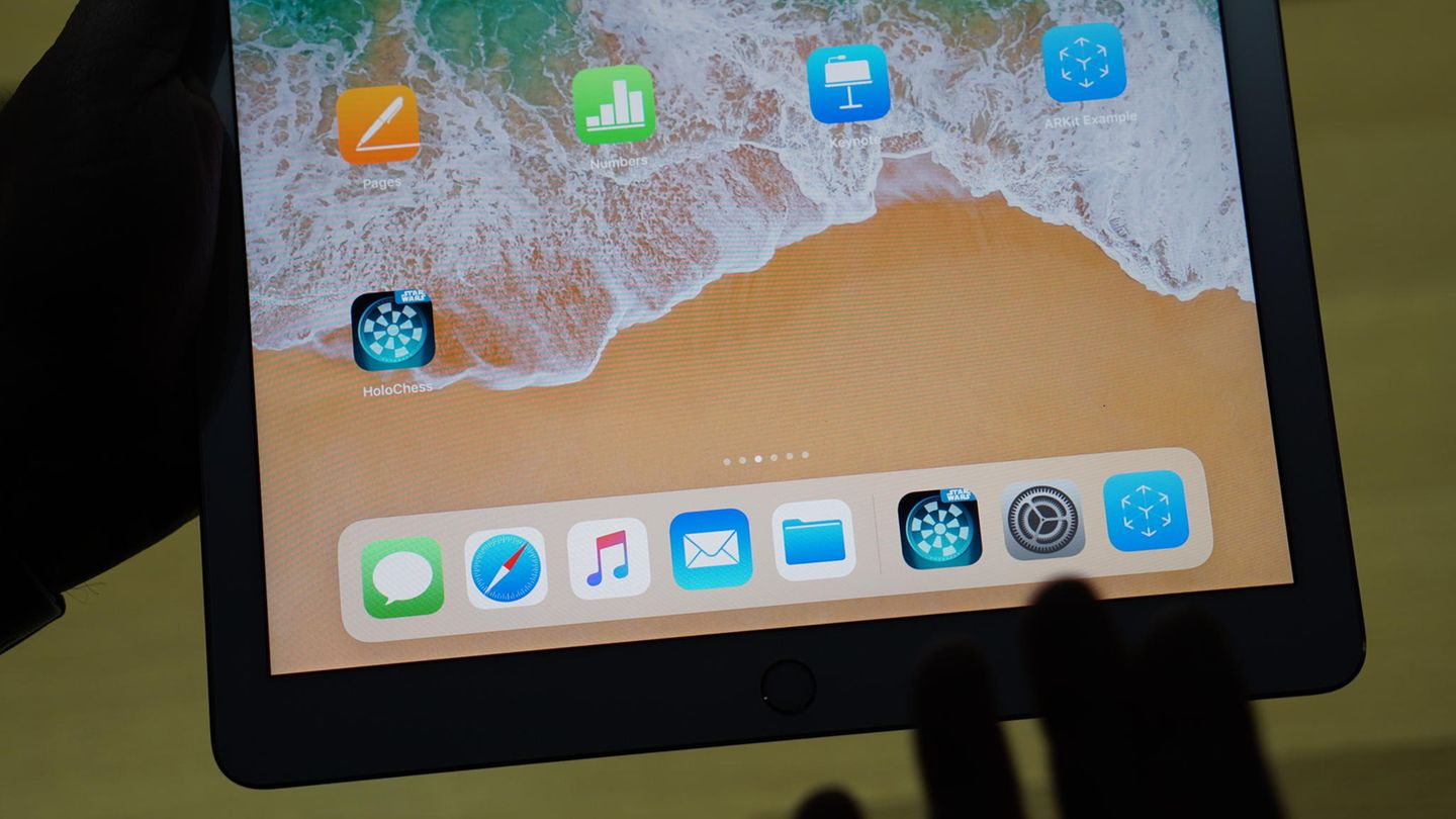 Bei der Software gibt es für das iPad ebenfalls Neuerungen. Im überarbeiteten Dock werden häufig genutzte Apps automatisch angezeigt. Das iPhone bekommt dieses Feature wie einige andere iPad-Funktionen nicht. 