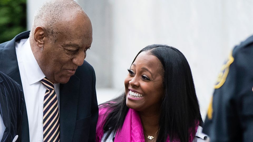 Prozess gegen Bill Cosby: Keisha Knight Pulliam scherzte am Tag des Prozessbeginns mit Bill Cosby. Im TV spielte sie seine Tochter. Keisha Knight Pulliam scherzte am Tag des Prozessbeginns mit Bill Cosby. Im TV spielte sie seine Tochter.