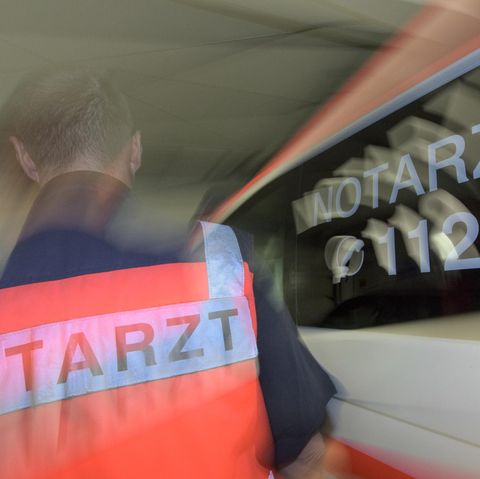 nachrichten deutschland - In Berlin hat ein pöbelnder Autofahrer den Einsatz eines Rettungsteams behindert (Symbolbild)