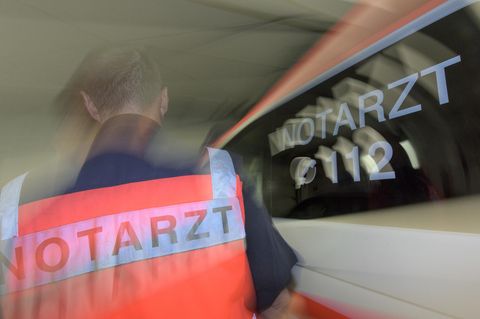 nachrichten deutschland - In Berlin hat ein pöbelnder Autofahrer den Einsatz eines Rettungsteams behindert (Symbolbild)