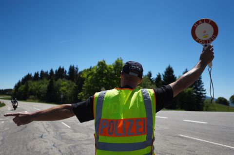In Mecklenburg-Vorpommern ging der Polizei (Symbolbild) am Pfingstwochenende ein "Reichsbürger" ins Netz, der zu viel getrunken hatte und keinen Führerschein besaß 