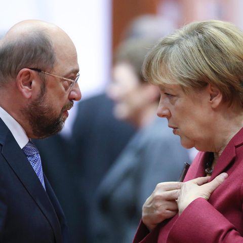 Martin Schulz und Angela Merkel stehen sich gegenüber
