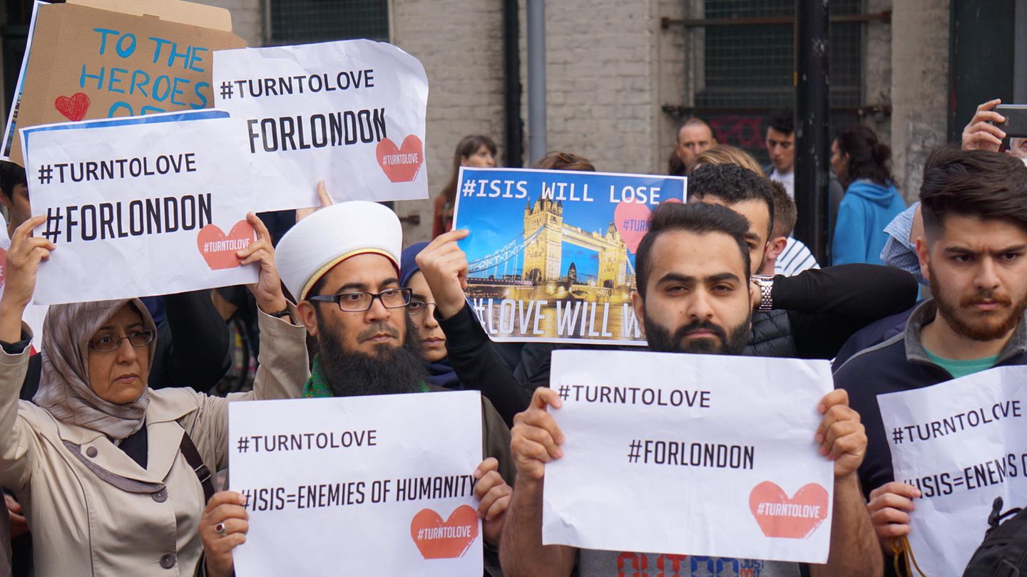 Diese Gruppe muslimischer Demonstranten hat nicht nur für die Kameras von CNN gegen islamistische Anschläge demonstriert