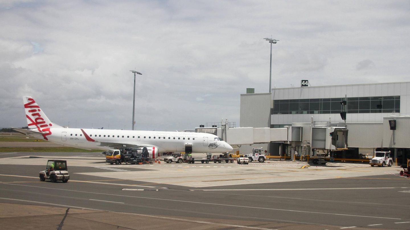 Eine Maschine der Virgin-Airline steht in Sydney auf dem Rollfeld