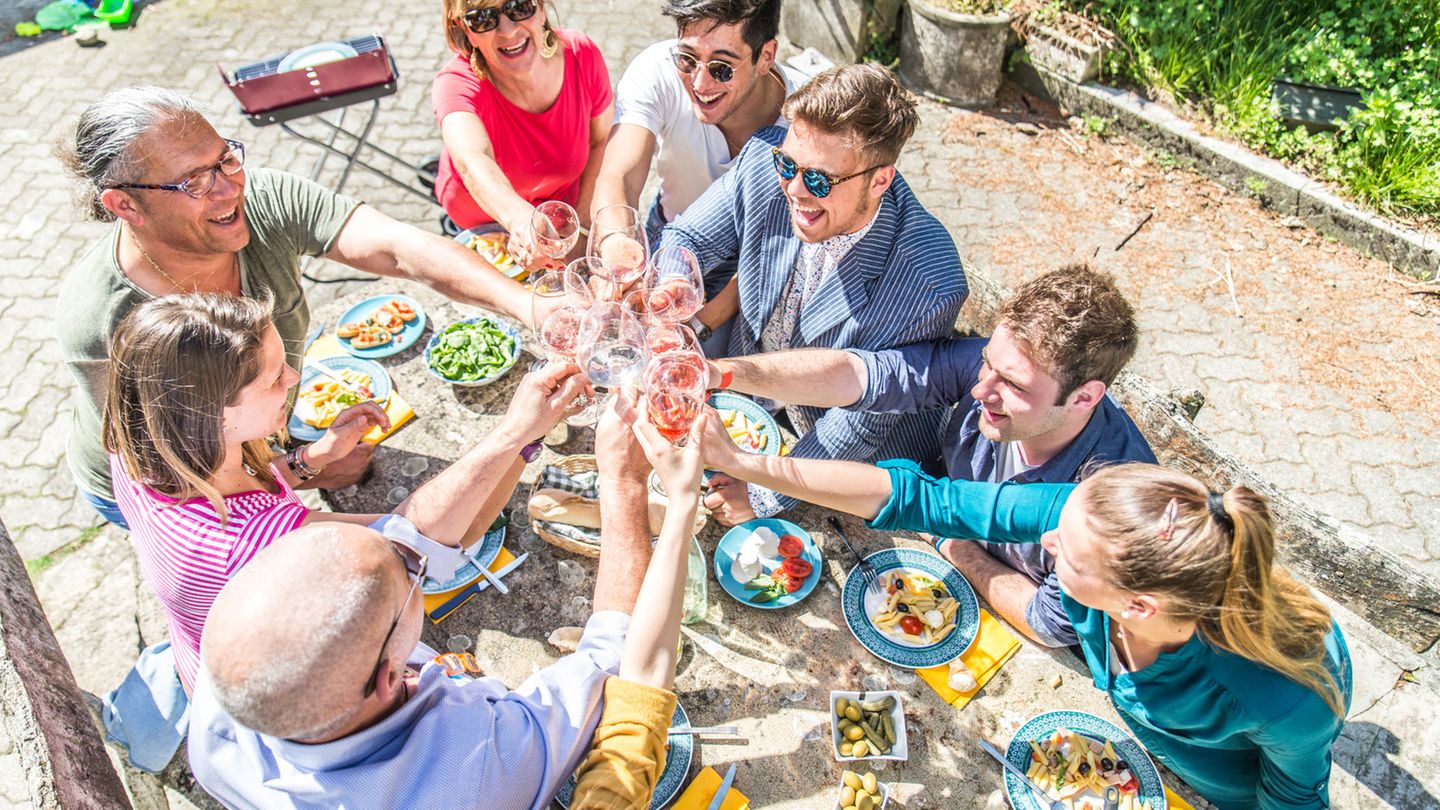 Gäste am Tisch platzieren Gäste am Tisch platzieren