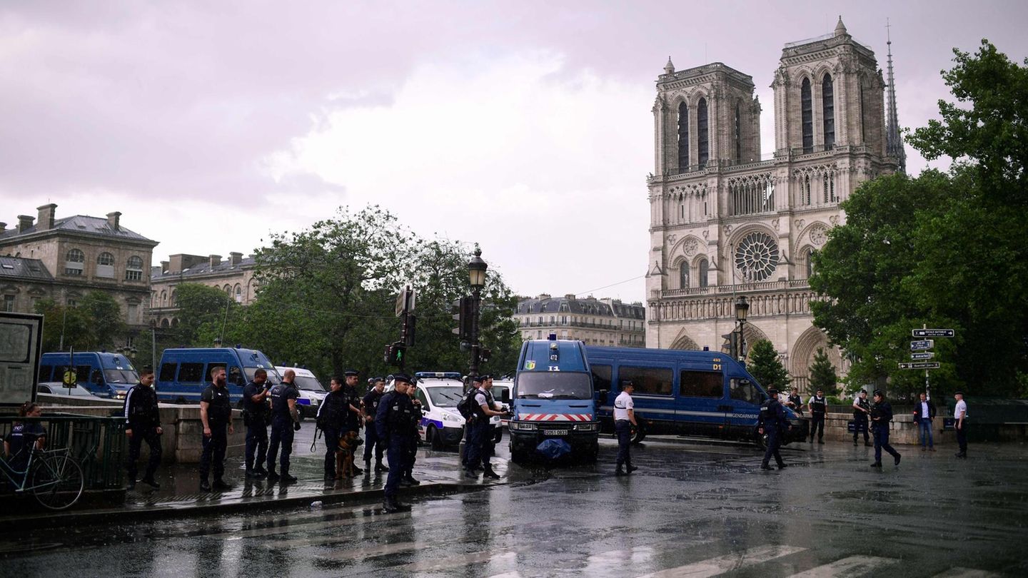 Paris: Polizisten riegeln das Gebiet rund um die Kathedrale Notre Dame ab