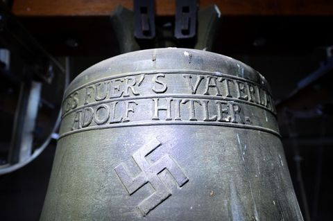 "Alles fuer's Vaterland Adolf Hitler" steht auf der Glocke der Jakobskirche in Herxheim am Berg