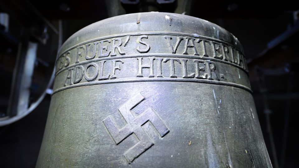 "Alles fuer's Vaterland Adolf Hitler" steht auf der Glocke der Jakobskirche in Herxheim am Berg