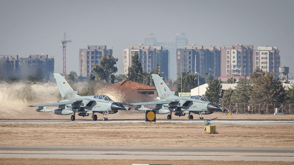News des Tages: Zwei Recce-Tornados der Luftwaffe der Bundeswehr in Incirlik. Nach monatelangem Streit mit der Türkei hatte Außenminister Sigmar Gabriel den Abzug der Bundeswehr von dem Luftwaffenstützpunkt nahe der syrischen Grenze angekündigt. Zwei Recce-Tornados der Luftwaffe der Bundeswehr in Incirlik. Nach monatelangem Streit mit der Türkei hatte Außenminister Sigmar Gabriel den Abzug der Bundeswehr von dem Luftwaffenstützpunkt nahe der syrischen Grenze angekündigt.