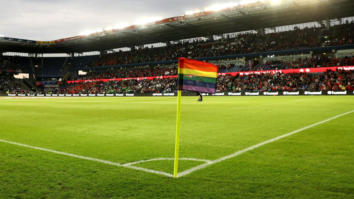 Der dänische Fußball bekennt Farbe: Eine Regenbogen-Eckfahne im Kopenhagener Bröndby-Stadion.