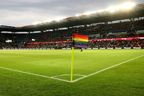 Der dänische Fußball bekennt Farbe: Eine Regenbogen-Eckfahne im Kopenhagener Bröndby-Stadion.