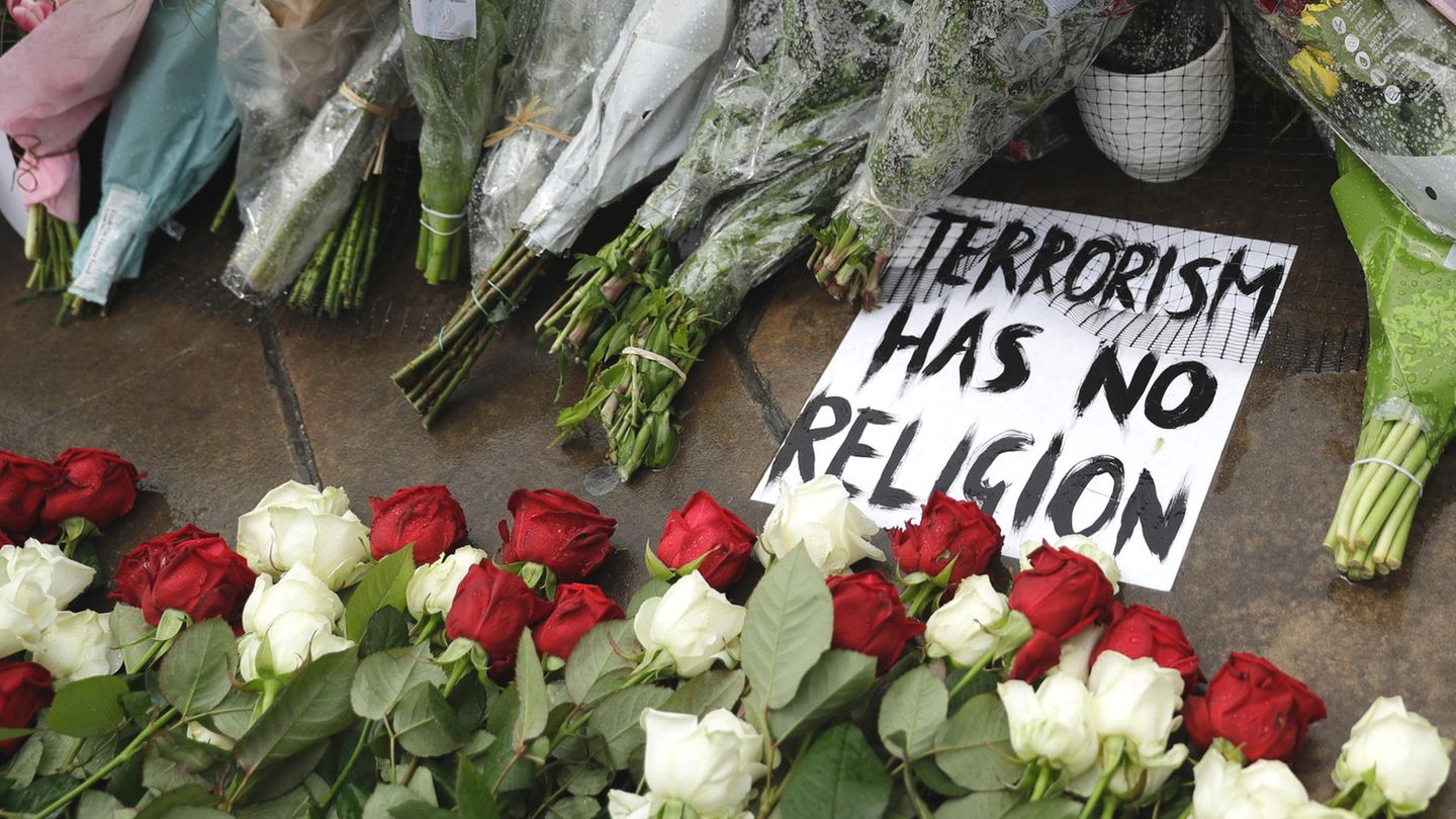 Am Anschlagsort in London haben Trauernde Schilder und Blumen niedergelegt