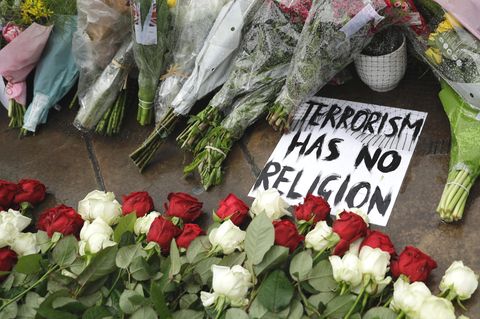 Am Anschlagsort in London haben Trauernde Schilder und Blumen niedergelegt