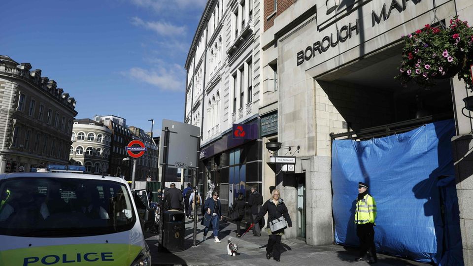 Ein Polizist steht vor einem Eingang zum Londoner Borough Market